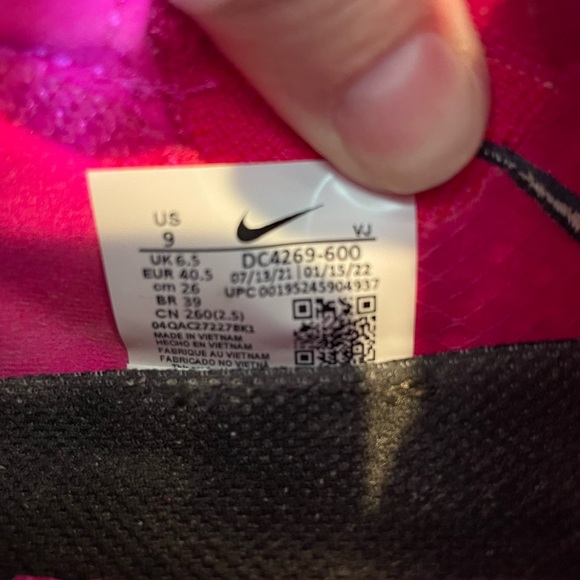 Nike Women’s Escape Run Flyknit Running Shoe - Picture 7 of 7